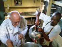 Alain prépare le souper à Bwindi View