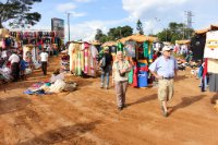 Chantal et Alain au marché à Entebbe