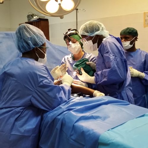 Sous surveillance de Laurence, Asaph opère. Eunice assiste
